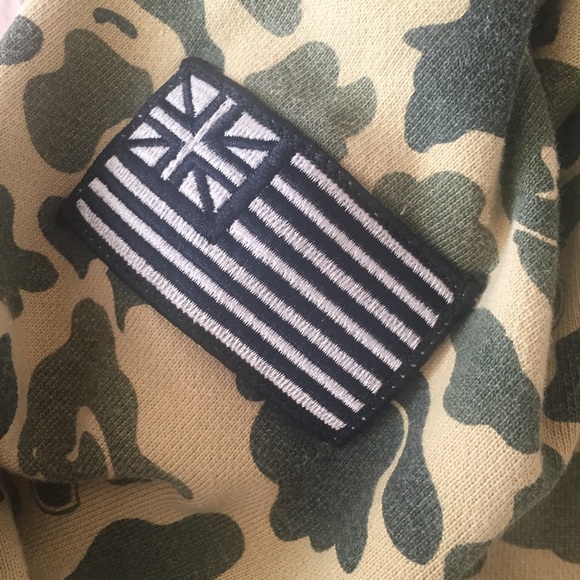 UNDER TWO FLAGS Beat-up crewneck camo sweatshirt - Picture 4 of 5